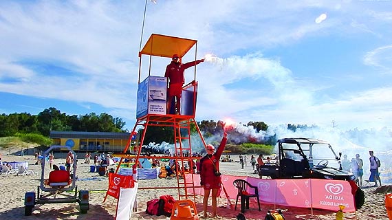 Plaża i promenada na baczność. Tysiące ludzi oddały hołd bohaterom Powstania Warszawskiego