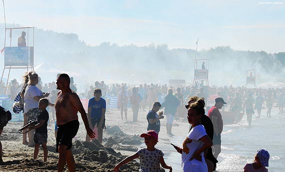 Plaża i promenada na baczność. Tysiące ludzi oddały hołd bohaterom Powstania Warszawskiego