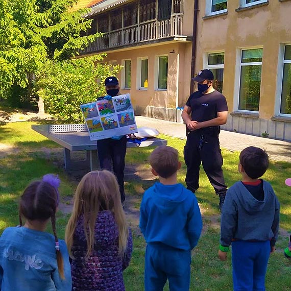 Bezpieczne wakacje ze winoujskimi policjantami