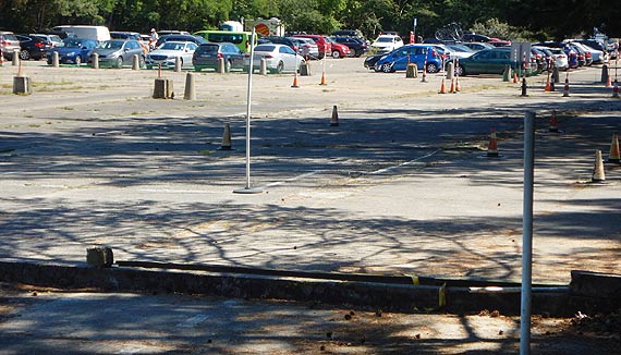   Mieszkaniec: Poowa parkingu pusta, a samochody parkuj na zakazach i w krzakach!