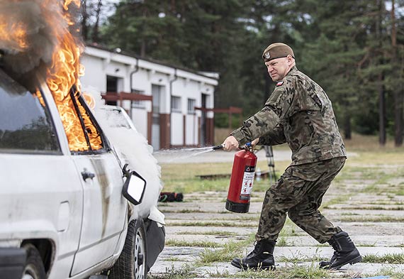 Jak ugasi auto i porusza si w dymie - terytorialsi na szkoleniu u straakw