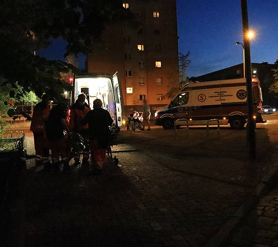 Bezdomny z ranami na nogach zosta przewieziony do szpitala. Czy uda si uratowa mu nog?