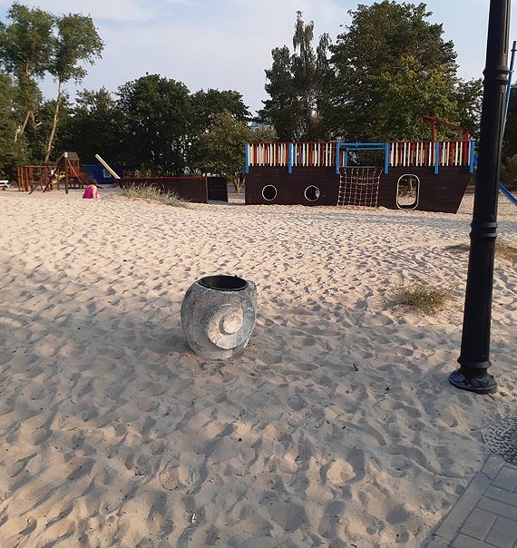 Turystka: Na promenadzie zapada się chodnik!