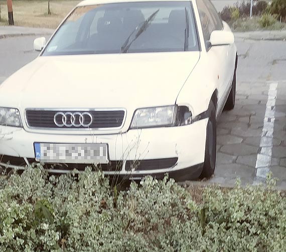 Jasne, bezpaskie audi blokuje miejsce parkingowe