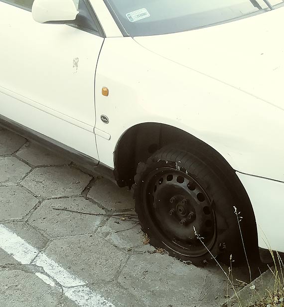 Jasne, bezpaskie audi blokuje miejsce parkingowe