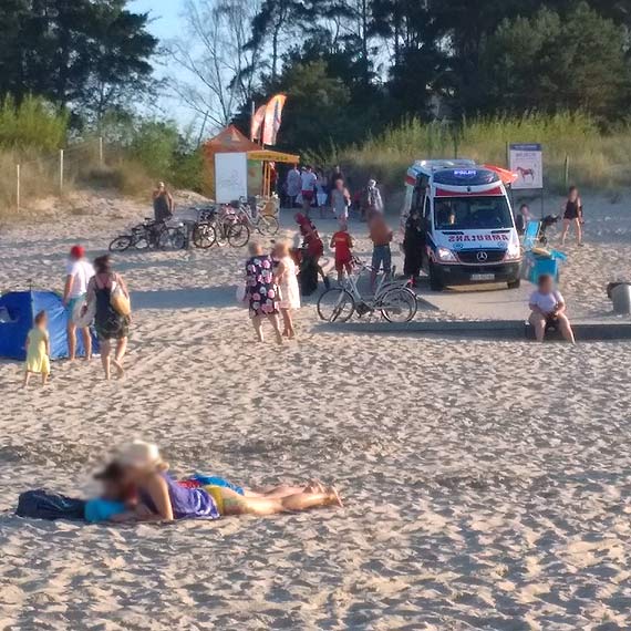 Mężczyznę potrąconego przez wózek z lodami przewieziono do szpitala