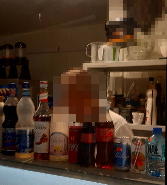Turysta: Podczas przygotowania sprzedawca kichn na gofrownic!