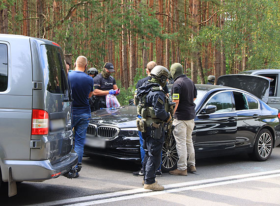 Pdzce samochody na sygnaach i huk granatw - Policja zatrzymaa trzy osoby