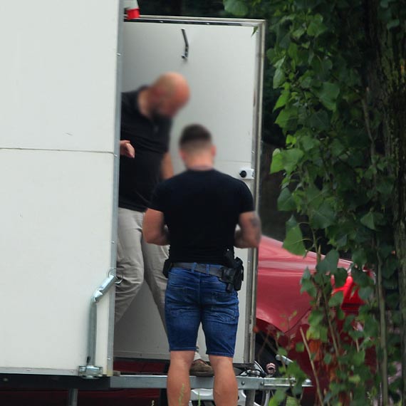Pdzce samochody na sygnaach i huk granatw - Policja zatrzymaa trzy osoby