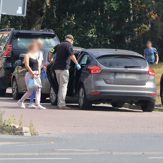Pdzce samochody na sygnaach i huk granatw - Policja zatrzymaa trzy osoby