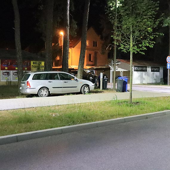 Czytelnik: Zaparkowa na trawie przy gwnej ulicy i poszed spa!