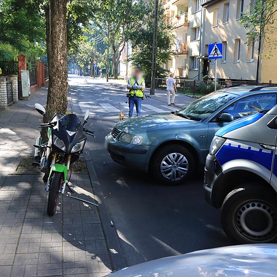 Wypadek z udziaem motoroweru i samochodu osobowego. Motorowerzysta w szpitalu