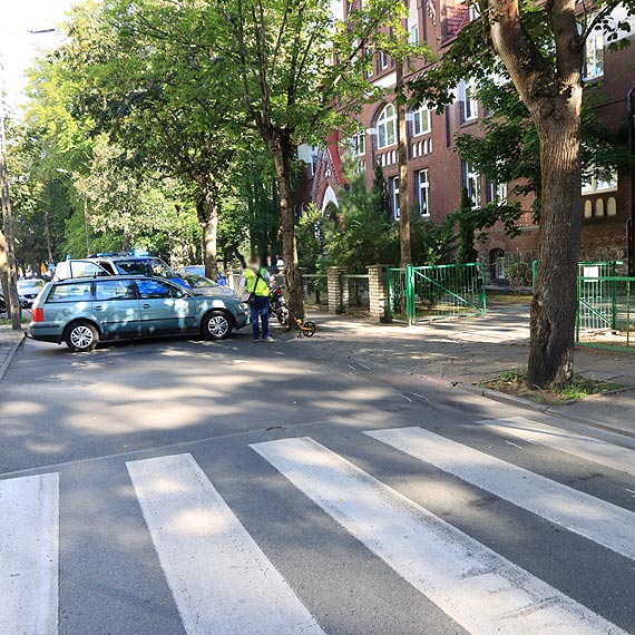 Wypadek z udziaem motoroweru i samochodu osobowego. Motorowerzysta w szpitalu