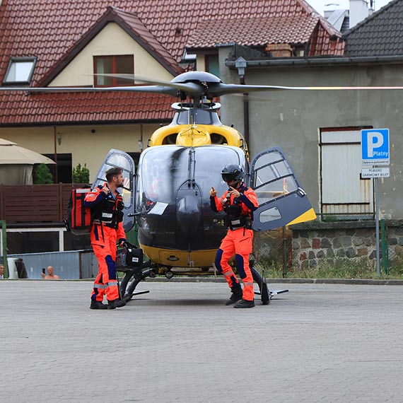 Straacy, ratownicy medyczni i helikopter LPR - na ratunek mczynie, ktry zasab