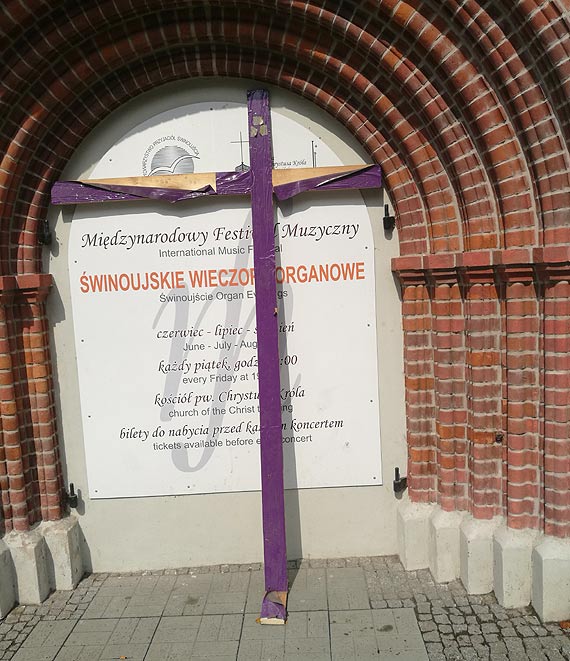 W przestrzeni miasta ktoś ustawia wielkie krzyże. Proboszcz Parafii Chrystusa Króla zapewnia, że kościół nie jest organizatorem tej akcji, O co zatem chodzi?!