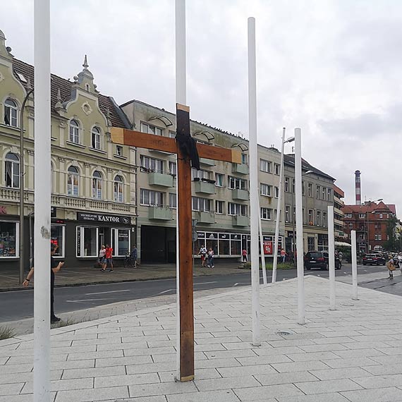 W przestrzeni miasta ktoś ustawia wielkie krzyże. Proboszcz Parafii Chrystusa Króla zapewnia, że kościół nie jest organizatorem tej akcji, O co zatem chodzi?!