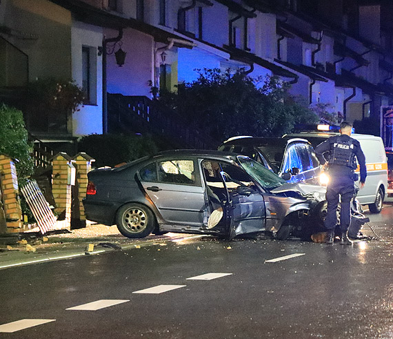 Samochodem BMW wjecha w murek posesji