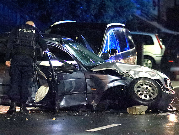 Samochodem BMW wjecha w murek posesji