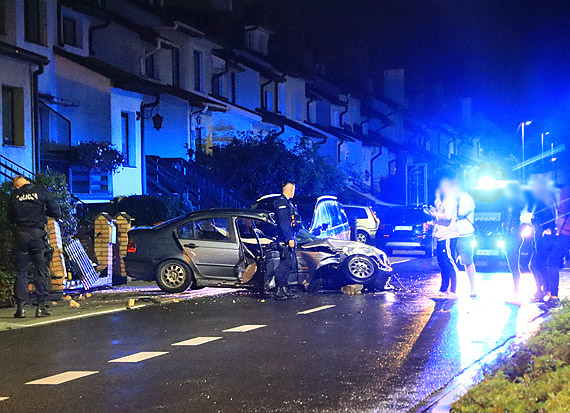 Samochodem BMW wjecha w murek posesji