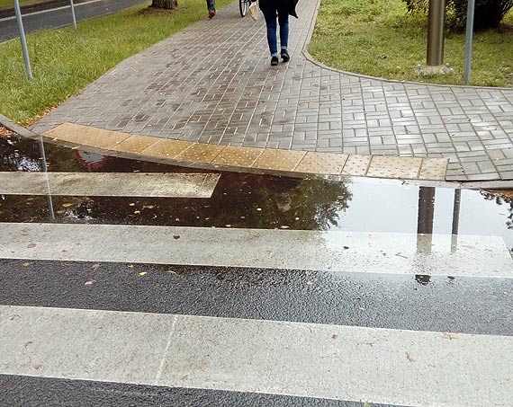 Czytelnik: Zalane przejścia dla pieszych na nowo wyremontowanych ulicach