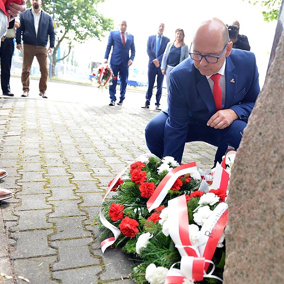 Pod pomnikiem Sierpnia 80 delegacje ze ¦winouj¶cia i kraju z³o¿y³y wi±zanki w 40 rocznicê porozumieñ z 1980 roku