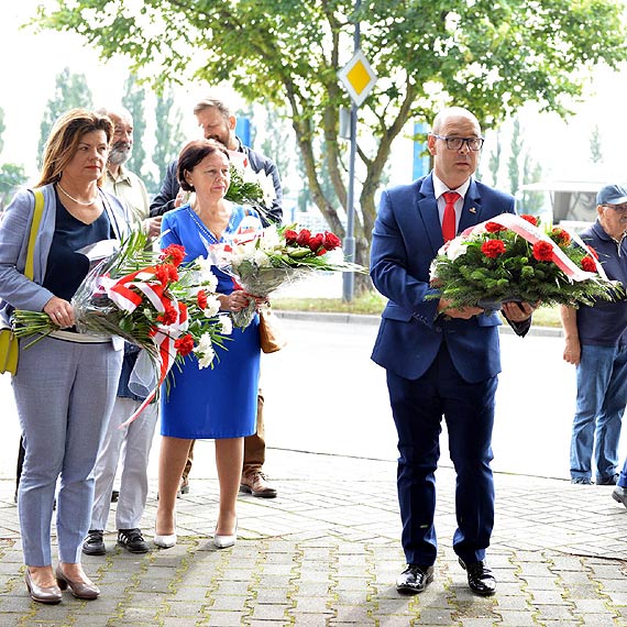 Pod pomnikiem Sierpnia 80 delegacje ze ¦winouj¶cia i kraju z³o¿y³y wi±zanki w 40 rocznicê porozumieñ z 1980 roku