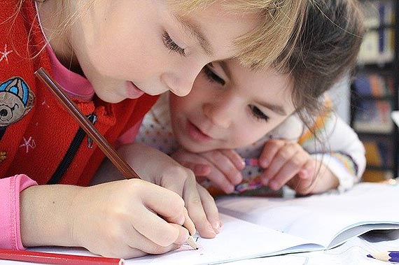 Jak zadba o zdrowe relacje w szkole? Profilaktyka antywirusowa moe i z nimi w parze!