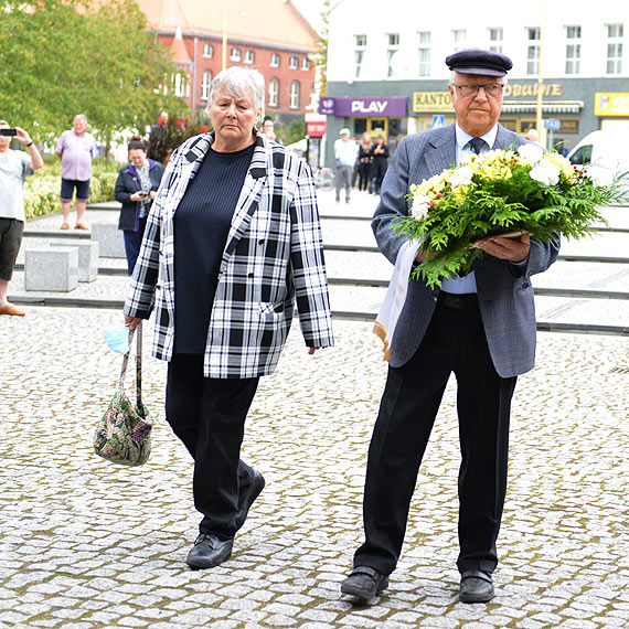 1 wrzenia winoujcianie zoyli kwiaty pod pomnikiem Bohaterom Walk o Niepodlego Rzeczpospolitej