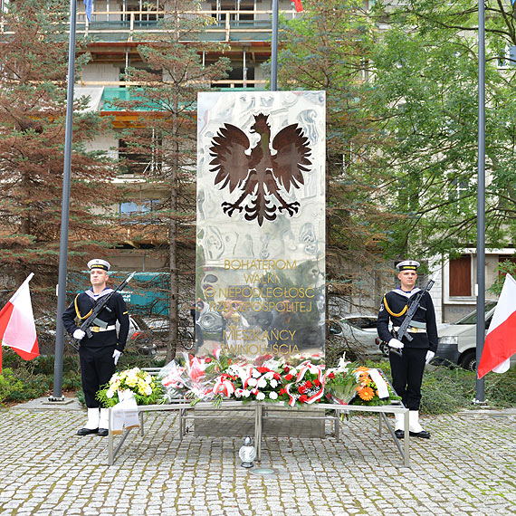 1 wrzenia winoujcianie zoyli kwiaty pod pomnikiem Bohaterom Walk o Niepodlego Rzeczpospolitej