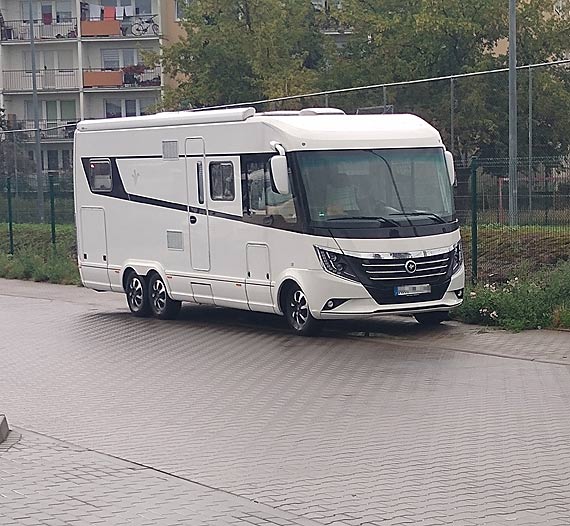 Czytelnik: Kierowca kampera dosłownie przykleił się do płotu szkolnego boiska!
