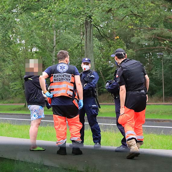 Na wpół naga kobieta kierowała ulicznym ruchem!