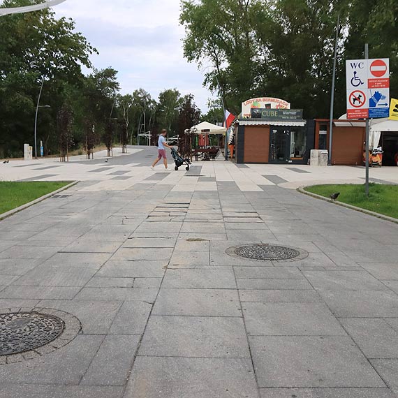 Zdewastowane pyty na promenadzie. Czyja to wina?