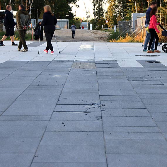Zdewastowane płyty na promenadzie. Czyja to wina?