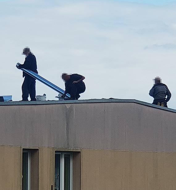 Mieszkaniec: Pracownicy remontuj dach wieowca nie majc adnych zabezpiecze!