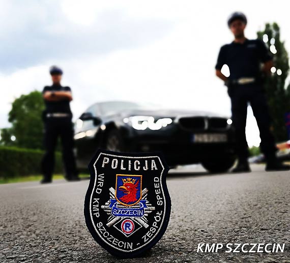 By poszukiwany - wpad, bo przechodzi przez jezdni w miejscu niedozwolonym