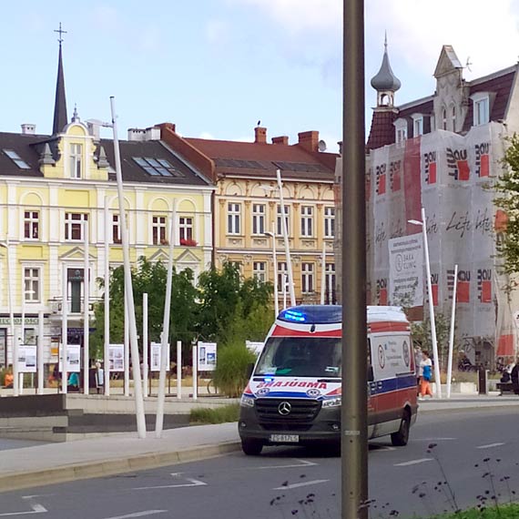 W samo poudnie pijany mczyzna lea w centrum miasta