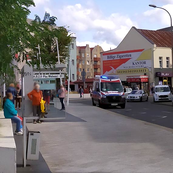 W samo poudnie pijany mczyzna lea w centrum miasta
