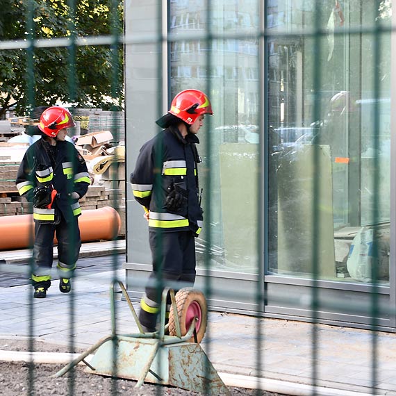 Jeszcze nie otworzyli a już można się kąpać. Woda na terenie budowy nowego basenu przy Gdyńskiej