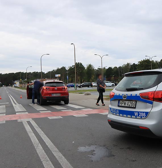 Potrcona przez samochd rowerzystka trafia do szpitala