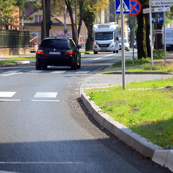 „Skuteczno” prezydenta!? Tygodnie mijaj, a nawierzchnia ul. Wojska Polskiego nadal jest nieposprztana