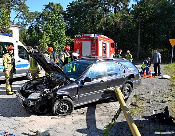 Nie drażnij lwa bo lew to ja. Tym razem to jednak latarnia uliczna pokonała zadziornego kierowcę