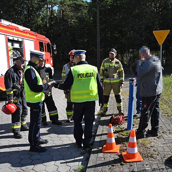 Nie drażnij lwa bo lew to ja. Tym razem to jednak latarnia uliczna pokonała zadziornego kierowcę