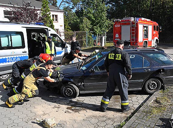Nie drażnij lwa bo lew to ja. Tym razem to jednak latarnia uliczna pokonała zadziornego kierowcę