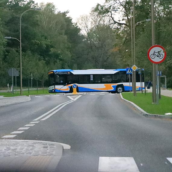 Fatalnie zaprojektowana ulica Wojska Polskiego. Autobusy niszcz krawnik i wasne ogumienie! Zobacz film!