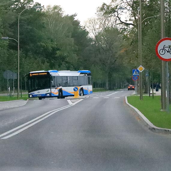Fatalnie zaprojektowana ulica Wojska Polskiego. Autobusy niszcz krawnik i wasne ogumienie! Zobacz film!