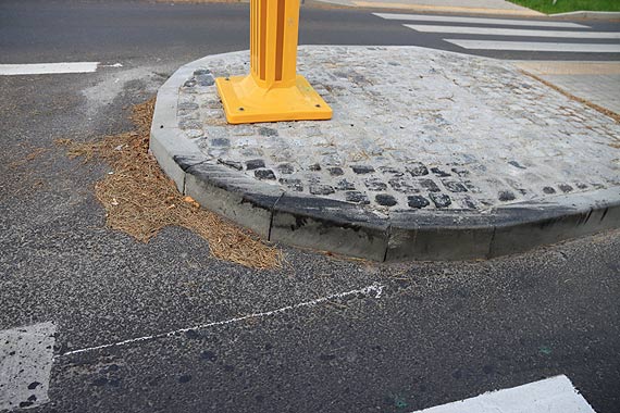 Fatalnie zaprojektowana ulica Wojska Polskiego. Autobusy niszcz krawnik i wasne ogumienie! Zobacz film!
