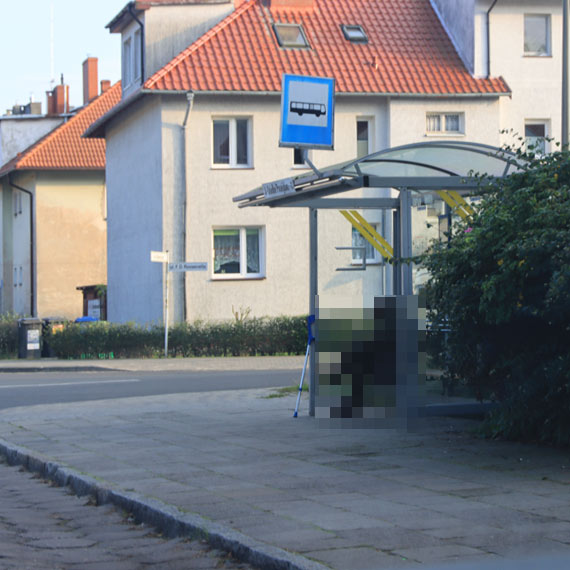 Osiedlowy przystanek na Posejdonie sta si mieszkaniem wulgarnego bezdomnego. Mieszkacy prosz o interwencj!