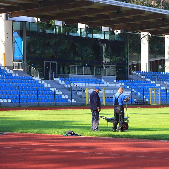 Niewinna zabawa wymkna si spod kontroli. Murawa na stadionie miejskim uszkodzona. Zobacz film!