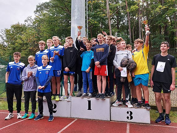 Sztafetowe biegi przeajowe z udziaem szkolnych sportowcw
