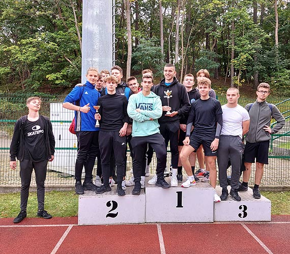 Sztafetowe biegi przeajowe z udziaem szkolnych sportowcw